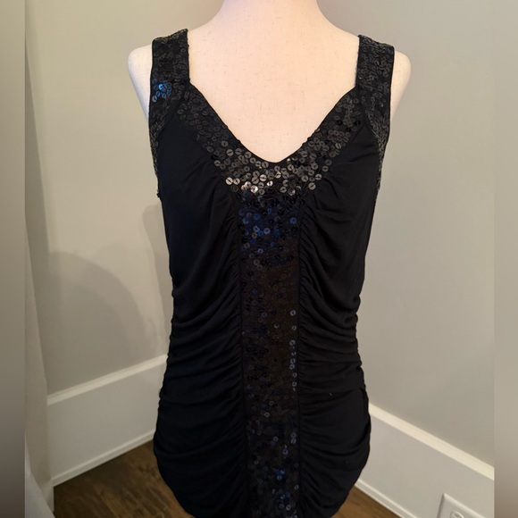 Tops - NEW W:SEQUINS! GORGEOUS SLEEVELESS BLACK SEQUINED TOP WITH SEQUINS! 😊🛍️
